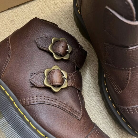 Dr Martens DEVON FLOWER BUCKLE PLATFORMS MSRP$240 Grizzly DK Brown Cute & Chic - Picture 7 of 16